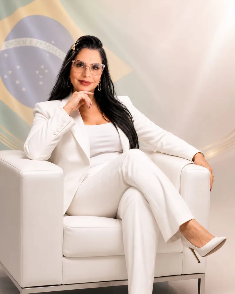 Kátia Bossan, psicóloga brasileira que atende online pacientes no exterior, cercada de depoimentos em vídeo